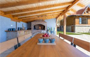einen Holztisch in einer Küche mit Kamin in der Unterkunft Beautiful Home In Barlete With Wifi 
