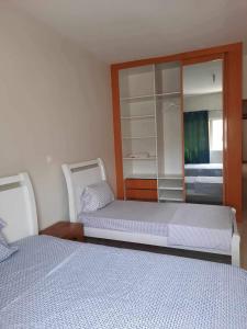 a bedroom with two beds and a mirror at Hellen Apartament in Praia