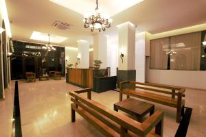 a lobby with two benches and a waiting room at Avasta Resort and Spa in Anuradhapura