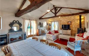 Зона вітальні в 4 Bedroom Amazing Home In Ambars-et-lagrave