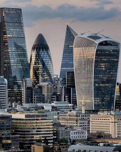 um grupo de edifícios altos em uma cidade em EXCELLENT DOUBLE ROOMS IN CHEAP RATE AROUND CENTRAL LONDON em Londres