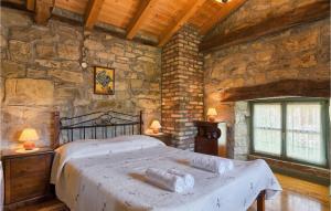 1 dormitorio con 1 cama grande en una pared de piedra en Villa Maccaroni, en Paz