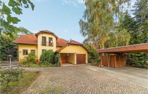 uma casa com uma entrada e uma garagem em Pet Friendly Home In Falkenberg With Sauna em Herzberg