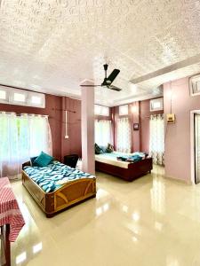 sypialnia z 2 łóżkami i sufitem w obiekcie Namdang Homestay w mieście Sibsāgar