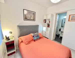 1 dormitorio con 1 cama con manta naranja en Amazing & Quiet 1BD Apt in Recoleta - Location !! en Buenos Aires