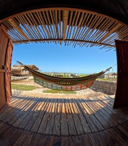 een hangmat in een gebouw met de lucht op de achtergrond bij Palaa Mayapo Ecolodge in Mayapo