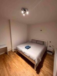 En eller flere senge i et værelse på 2 bed garden flat West Dulwich FREE STREET PARKING