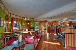 salon z zielonymi ścianami i barem w obiekcie Hotel Goldried w mieście Matrei in Osttirol