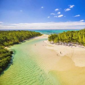 una vista aérea de una playa con gente en el agua en Albamauritius B&B en Belle Mare