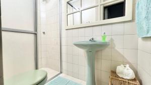 a bathroom with a sink and a toilet at Casa Dona Hilda Blumenau in Blumenau +59 photos