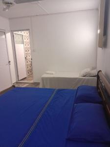 1 dormitorio con 2 camas y puerta a una habitación en Albamauritius B&B, en Belle Mare
