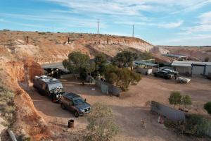 Ein LKW parkt auf einem Parkplatz neben einem Gebäude in der Unterkunft Di's Place in Coober Pedy