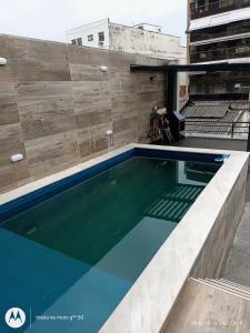 una piscina en la azotea de un edificio en Cobertura Premium Botafogo, en Río de Janeiro
