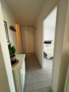 un corridoio che conduce a una camera da letto con un letto di Saint Cyprien Golf View 2 bedrooms Apartment , 900 m from the beach a Saint-Cyprien