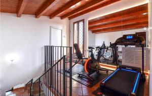 einen Fitnessraum mit einem Fitnessraum und einem Laufband in der Unterkunft Villa Musasealdoge in Partinico