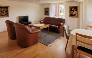 ein Wohnzimmer mit einem Sofa und einem Tisch in der Unterkunft Gorgeous Home In Eksj With Kitchen in Eksjö