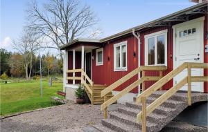 una casita roja con una escalera que conduce a ella en Gorgeous Home In Eksj With Kitchen en Eksjö