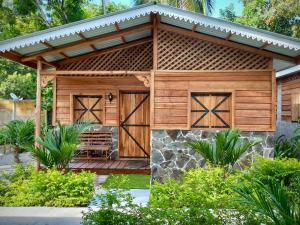 einem Holzpavillon mit einer Bank im Garten in der Unterkunft Rustika Logde in Puerto Viejo