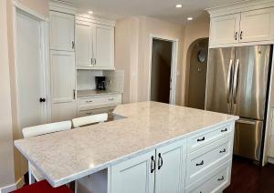una cucina con armadi bianchi e piano di lavoro bianco di Crescent Heights Majesty a Calgary