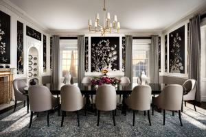 uma sala de jantar com mesa e cadeiras em Fairmont San Francisco em São Francisco