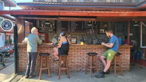 Os clientes hospedados em Dharma Backpackers