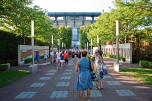 un grupo de personas caminando por una acera en Hotel-like 2-BDR apt- JFK & UBS ARENA en Elmont