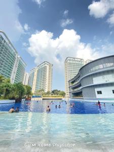 ein Schwimmbad in der Mitte einer Stadt mit Gebäuden in der Unterkunft Condo in Azure Urban Resort Residences-Paranaque City in Manila