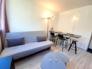 sala de estar con sofá y mesa en Studio Piau-Engaly, 1 pièce, 4 personnes - FR-1-457-328, en Aragnouet