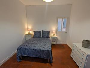 Кровать или кровати в номере Gîte Sigloy, 3 pièces, 4 personnes - FR-1-590-414