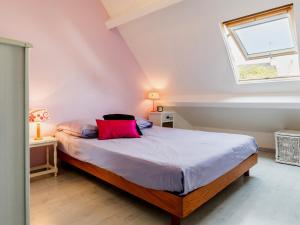 Postel nebo postele na pokoji v ubytování Gîte charmant à Guérande: 3 ch., jardin clos, proche plages et commerces, parking privé, wifi inclus - FR-1-306-1259