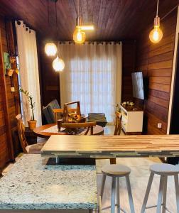 sala de estar con mesa y sillas en Casa na Praia Brava SC, en Balneário Camboriú