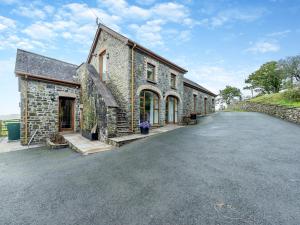 una casa de piedra con una entrada delante de ella en Bwlchygwynt en Llanwrda