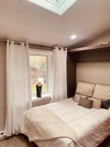 Un dormitorio con una cama grande y una ventana en Private Cozy Room, en Brockton