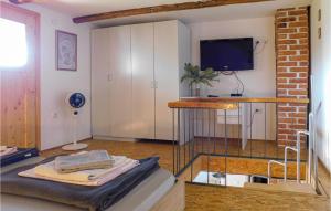 Ένα ή περισσότερα κρεβάτια σε δωμάτιο στο Stunning Home In Netretic With Wi-fi