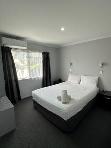 Postel nebo postele na pokoji v ubytování Eastland Pacific Motor Lodge