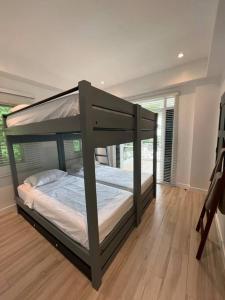 Двухъярусная кровать или двухъярусные кровати в номере Beachfront Reunions @ Canyon Cove