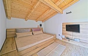 Säng eller sängar i ett rum på Beautiful Home In Licka Jesenica With Kitchen