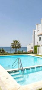 Bazén v ubytovaní Playa Cristo Amazing Beach Terrace Appartment alebo v jeho blízkosti