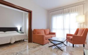 A seating area at Apartamentos Vértice Bib Rambla