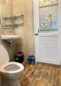 ein Badezimmer mit Toilette und Waschbecken und einer Tür in der Unterkunft Ban Rabiengfah Resort in Ban Seng Choi + 42 Fotos