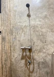 eine Dusche in einer Steinwand mit Duschkopf in der Unterkunft Ban Rabiengfah Resort in Ban Seng Choi