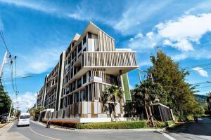 un edificio al costado de una calle en Cozy 1 bedroom in prime Bangtao, en Bang Tao Beach