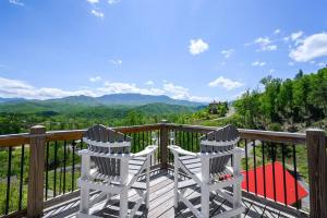 duas cadeiras num deque com vista para as montanhas em Modern Cabin near Smoky Mountain National Park em Gatlinburg