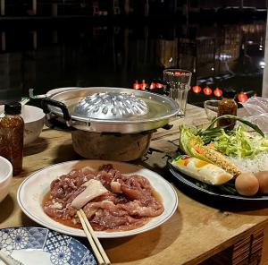 ein Tisch mit zwei Tellern Essen darauf in der Unterkunft LOYD Ratchaburi in Ban Tha Nat (4)