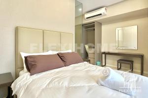 1 dormitorio con cama blanca y chimenea en Dorsett Residences, Sri Hartamas-KL, Hotel Theme Studio Homes by Flexihome-MY, en Kuala Lumpur 265 fotos más