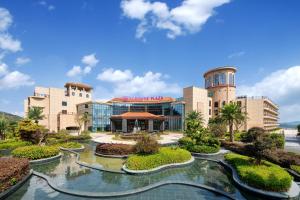 Crowne Plaza Zhoushan Seaview, an IHG Hotel في زهوشان: تقديم منتجع mg
