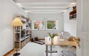 una oficina con escritorio y estantería de libros en Awesome Home In Espergrde With House Sea View, en Espergærde