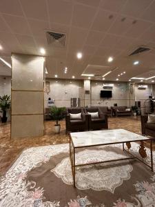 una hall con tavolo e sedie in camera di ليالي الراحة للوحدات السكنية a Taif