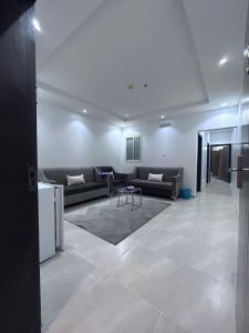 uma sala de estar com sofás e uma mesa em ليالي الراحة للوحدات السكنية em Taif
