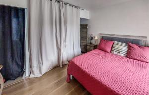 Ένα ή περισσότερα κρεβάτια σε δωμάτιο στο 3 Bedroom Beautiful Home In Vertou